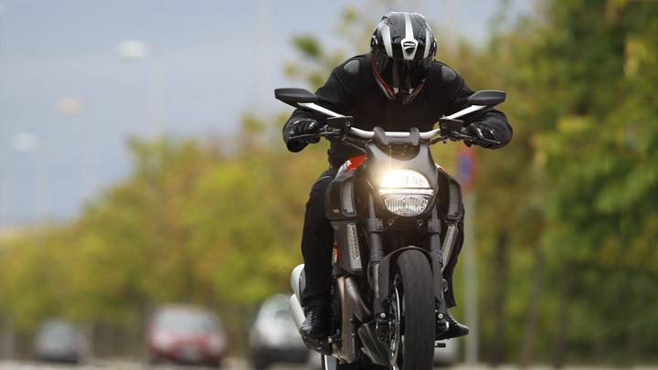 Running Ducati Diavel 2012 Front Pose